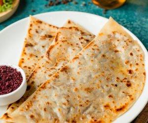azerbaijani-gutab-stuffed-flatbread-with-minced-meat-served-with-sumac_140725-1639